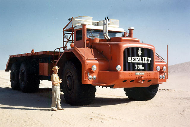 El T 100 nº 2 sería pintado en rojo y fue el primero en recibir la versión del Cummins VT12 de 700 CV.
